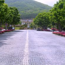 基坂から旧函館区公会堂をのぞむ