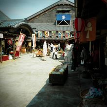 奥に見えるのがおかげ座です