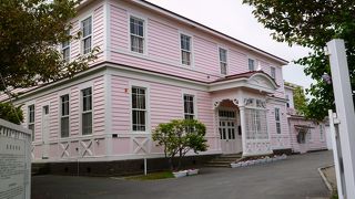 シックな教会群の中にも溶け込むピンクの可愛らしい幼稚園