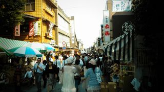 人の波で通りが埋め尽くされます