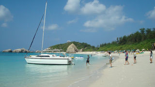 朝日も夕日も楽しめる白い砂浜