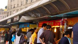 屋台からデパートまであるショッピングエリア