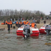 モーターボートで海から。