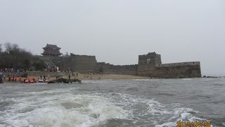 万里の長城の東のはじっこ・長城が海に突き出ている老龍頭