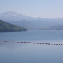忠別湖と旭岳のコラボレーション
