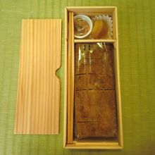 容器とお箸は北海道産カラマツの間伐材を使用