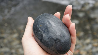 丸くてゴロゴロした石で埋まった海岸