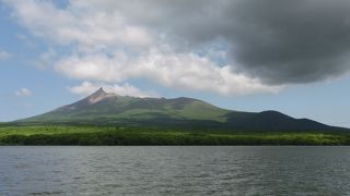 遊覧船で大沼・小沼をクルーズ