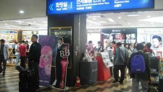 出国審査の目の前にあります