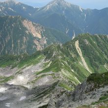 頂上付近より登ってきた横尾尾根を見る