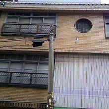 3階部分には丸窓が