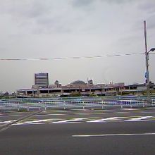 遠めに大阪市中央卸売市場本場の建物が