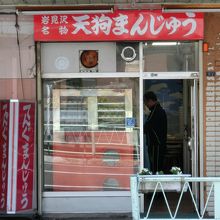 駅前の通りにあります