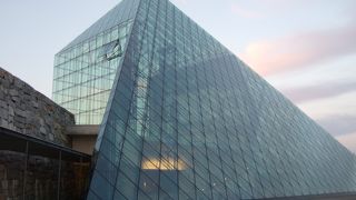 彫刻家イサム・ノグチが計画に参画し、いつのまにか観光地になっていました。