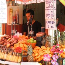 広場のすみで何故か目に止まったワゴンのジュース屋さん