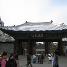 地下鉄の出口を出てすぐです