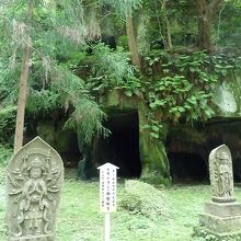 後ろの洞で修業したらしい