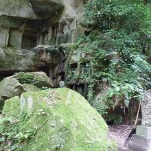 この岩も宮城県沖地震の時に落ちたんだそうです