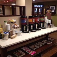 フロントの向かいには無料のコーヒーが