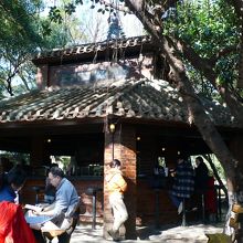 中庭にあるバーで待つことができます