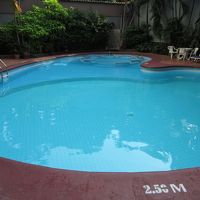 プールは大きめで空いていた