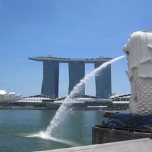 あまりにも有名なマーライオン。バックに見えるのがマリアンナベ