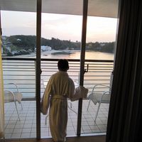 もうひとつの広い窓からは夕焼け空が