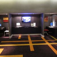 フロント横に無料で利用できるＰＣが３台あります