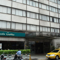 結構すすけた外観