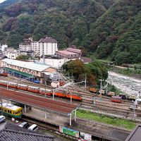 宿から見たトロッコ車両基地