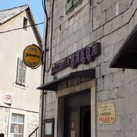 近くのバー？ここを曲がればホテルです。