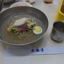 左のヤカンのスープを、右のコップに注いで飲みます