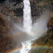 臨場感たっぷり、水しぶきと虹の「華厳の滝」