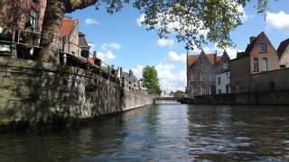 ブルージュの殆んどを運河から見ることができる