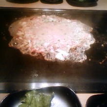 店員さんにもんじゃを焼いてもらいました