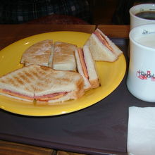 朝食　友人はイングリッシュマフィン　私はトースト　２０１１年