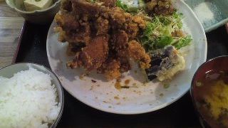 大阪に来たら味わって欲しい唐揚げマウンテン定食「さくら月 田ごと」