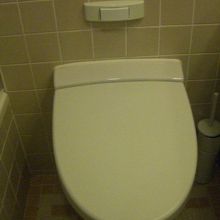 トイレは、腰の辺りの白いボタンで流す。