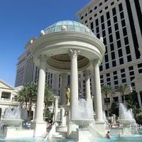 プール、かなり派手です。