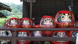 本堂の回りには、満願成就のお礼に納められた達磨がずらり