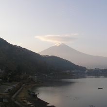 客室からの朝もやに煙る河口湖とす富士山の眺め