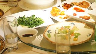 交通の便良い大規模レストラン