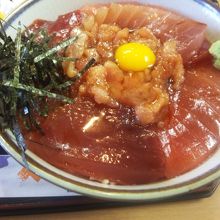 まぐろ丼。真ん中が本当の中落ち。