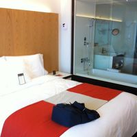 ベットルームとトイレを挟む形のバスタブは透けてみえます。