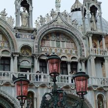 表の入り口も豪華ですが、小広場から見た大聖堂も迫力があります