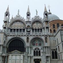 右側がドゥカーレ宮殿と繋がっています。