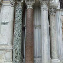 芸術的な柱がある大聖堂