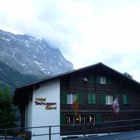 建物の後ろはアイガー