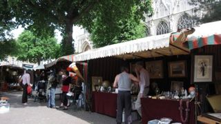 広場のアンティーク市で掘り出し物を