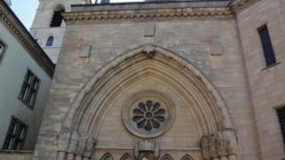 細長い尖塔が目印です